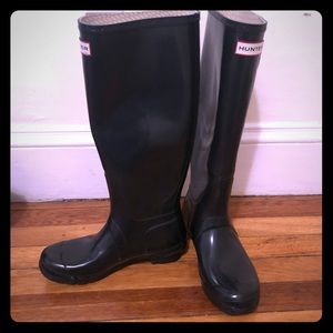 Worn Navy tall hunter rainboots. Size 7/8